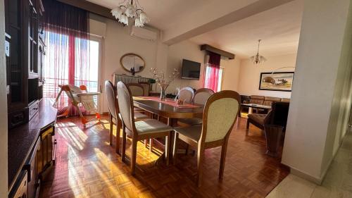 een woonkamer met een eettafel en stoelen bij Carolos‘ house in Kavala