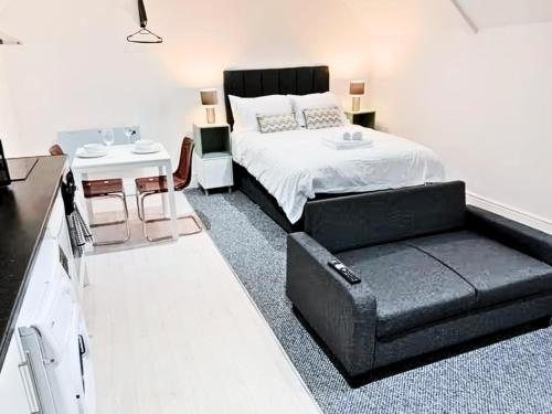 una camera da letto con un letto e un divano di Flat 6 - Eign St Hereford a Hereford