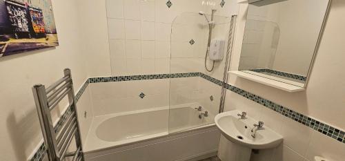 ein Badezimmer mit Badewanne, Waschbecken und Dusche in der Unterkunft Rookview in Buckie