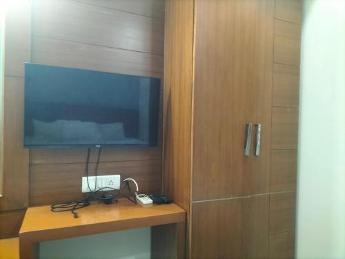 TV a/nebo společenská místnost v ubytování Hotel Aafrin's