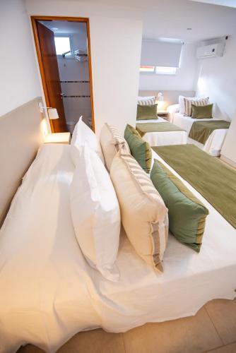 eine Gruppe von Betten in einem Zimmer in der Unterkunft Hotel Estacion in Federación