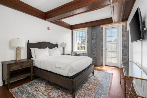 een slaapkamer met een groot bed en een tv bij Sonoma Stonehouse Suite 9 in Bak