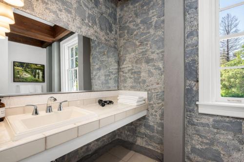 een badkamer met een wastafel en een spiegel bij Sonoma Stonehouse Suite 9 in Bak