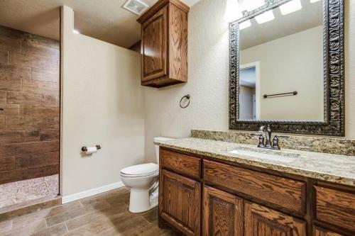 Koupelna v ubytování River Ridge on the Guadalupe - Riverfront with Large Deck, Direct Float Access & Cliff Side Views