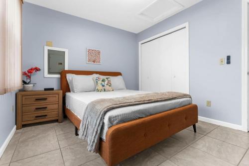 Giường trong phòng chung tại Willow Haven 2BR Cozy Retreat, Close to Hartford