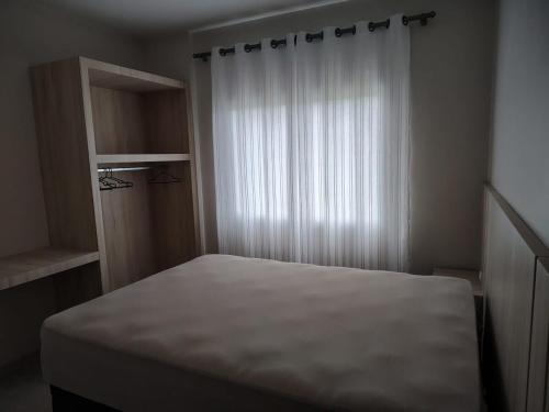 En eller flere senge i et værelse på Apto Completo e Aconchegante - Próximo de Tudo