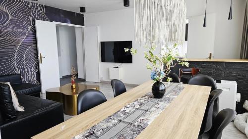 Big apt for 10p parking free close station metro