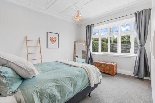 Giường trong phòng chung tại Tranquil Garden Retreat - 3min from CBD