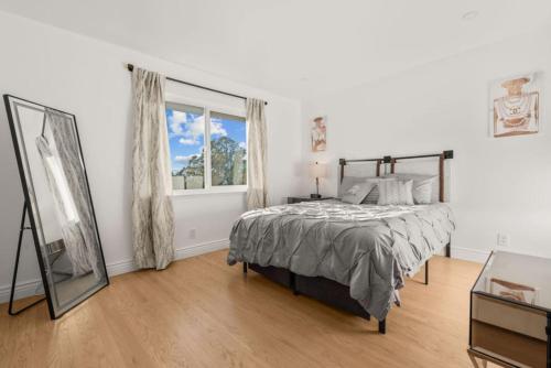 una camera da letto bianca con un letto e una finestra di Bayview Bliss a Canyon