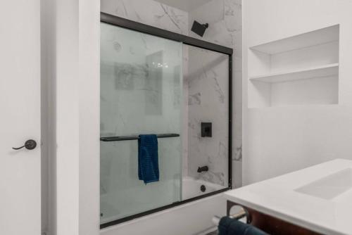 bagno con doccia in vetro e asciugamano blu di Bayview Bliss a Canyon