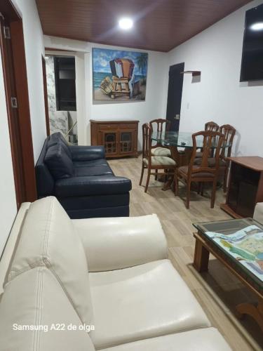 een woonkamer met een bank en een tafel bij Casa punta del este in Paipa