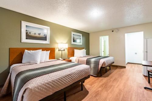 una habitación de hotel con dos camas en una habitación en HomeTowne Studios by Red Roof Atlanta NE - Downtown Norcross, en Norcross