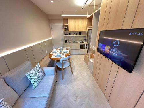 LK Centro 11 في بيلو هوريزونتي: غرفة معيشة بها أريكة وطاولة