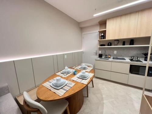 LK Centro 11 في بيلو هوريزونتي: مطبخ مع طاولة خشبية في الغرفة