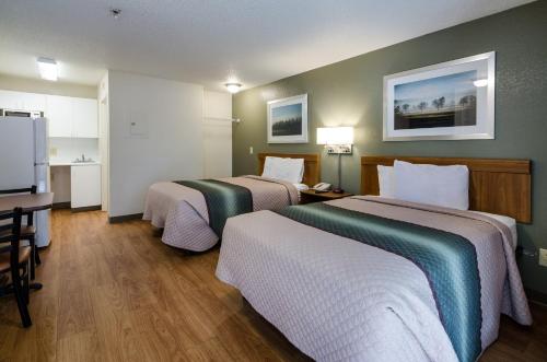 Postel nebo postele na pokoji v ubytování HomeTowne Studios by Red Roof Winston-Salem - University Pkwy