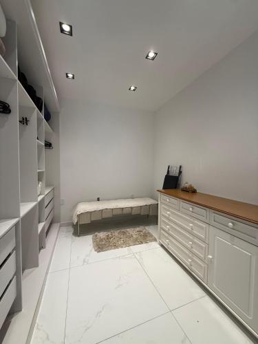 ein weißes Zimmer mit einem Bett und einem weißen Boden in der Unterkunft Bela casa em Guaratiba in Mato Alto