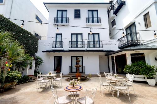 a courtyard with tables and chairs in front of a building at Casa García in Guayaquil