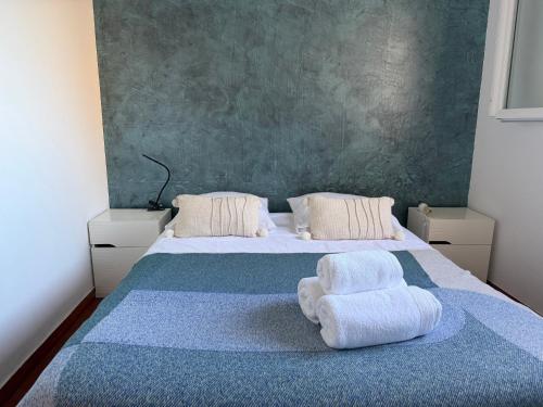 ein Schlafzimmer mit einem Bett, auf dem zwei Handtücher liegen in der Unterkunft Comfortable apartment with sea view in Le Barcarès