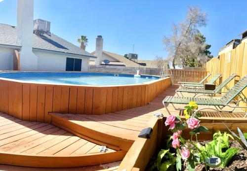 Fotografie z fotogalerie ubytování Renovated 4BR home with private pool, BBQ, ping pong & Free Parking , 20 min from strip v Las Vegas