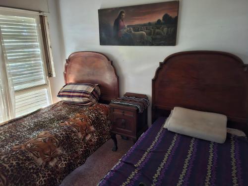 En eller flere senge i et værelse på Chalet de Montaña a 8 cuadras del centro de Carlos Paz con pileta de 9 x 4