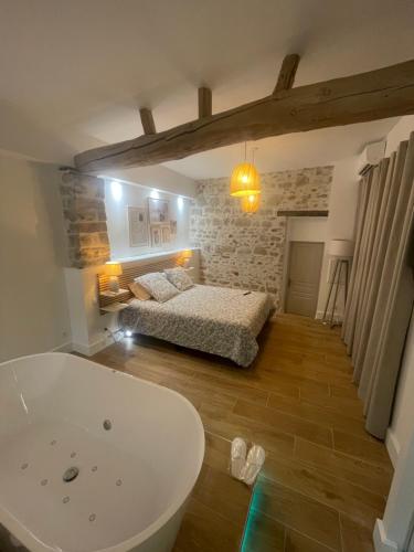 Ένα ή περισσότερα κρεβάτια σε δωμάτιο στο Corps de ferme restauré proche Barbizon