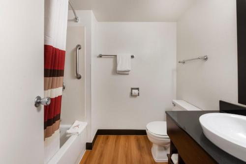ein Badezimmer mit weißer Toilette und Waschbecken in der Unterkunft Red Roof Inn PLUS+ Columbus - Worthington in Columbus