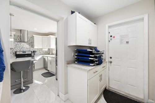 una cucina con armadietti bianchi e una porta bianca di Villa Hanna a Lighthouse Point