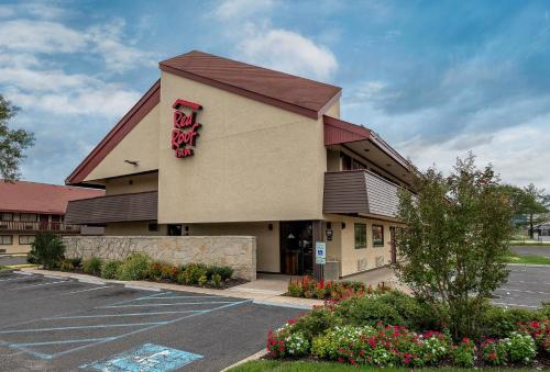 a front view of a fast food restaurant with a parking lot at Red Roof Inn Mt Laurel in Mount Laurel