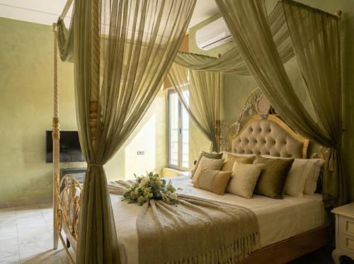 Una cama o camas en una habitación de City Center Urban Artist