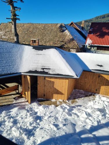 un edificio con nieve en el techo en Luxusný apartmán Karolína, en Telgárt