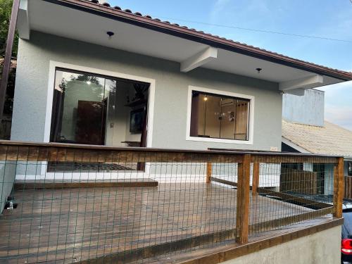 er wordt een huis gebouwd met een hek bij Casa Brisa do Siriú in Garopaba