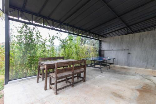 un patio con tavolo e panche in un edificio di Kitnet 03 Pet friendly com Wi-Fi e Garagem a Bragança Paulista