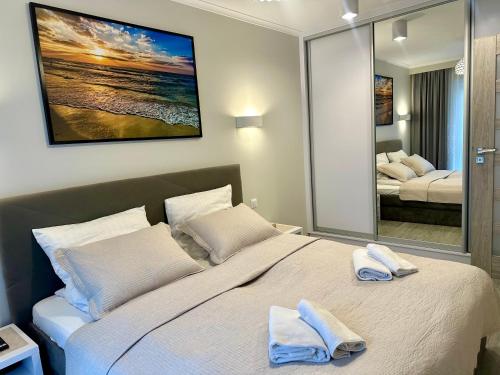 ein Schlafzimmer mit einem großen Bett, auf dem Handtücher liegen in der Unterkunft Apartament RELAX in Pogorzelica