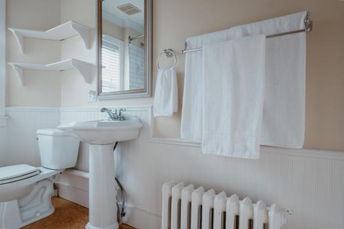 Et badeværelse på Downtown Heritage Home - 3 Bed with Backyard