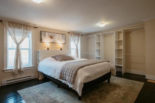 En eller flere senge i et værelse på Downtown Heritage Home - 3 Bed with Backyard