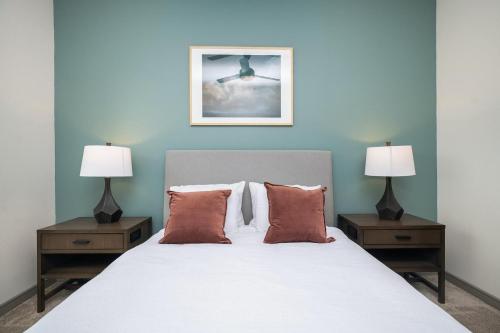 En eller flere senge i et værelse på Landing Apartments - Decatur