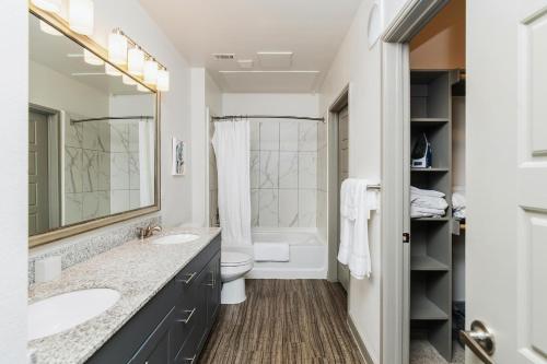 Et badeværelse på Landing Apartments - Decatur