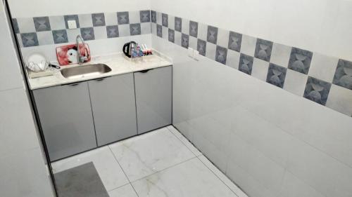 een kleine keuken met een spoelbak en een aanrecht bij فندق جولدن نيو جوان HOTEL GOLDEN NEW jWan in Abha