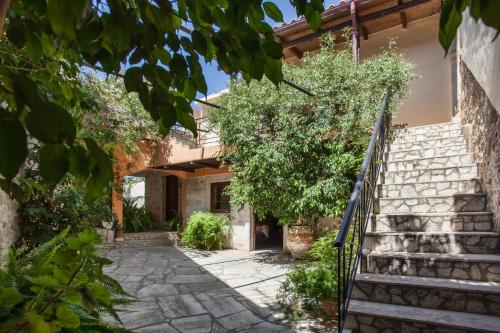 an external view of a house with stairs and trees at Casa del Maestro in Prinés