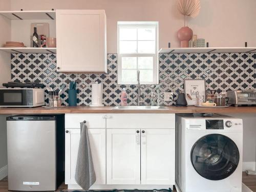 een keuken met een wasmachine en droger op een aanrecht bij - The Magnolia - Fort Worth TX - Same Day Booking in Fort Worth