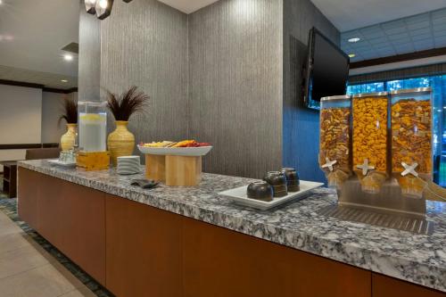 un hall d'entrée avec un comptoir avec de la nourriture dessus dans l'établissement Hotel Auburn Hills, à Auburn Hills