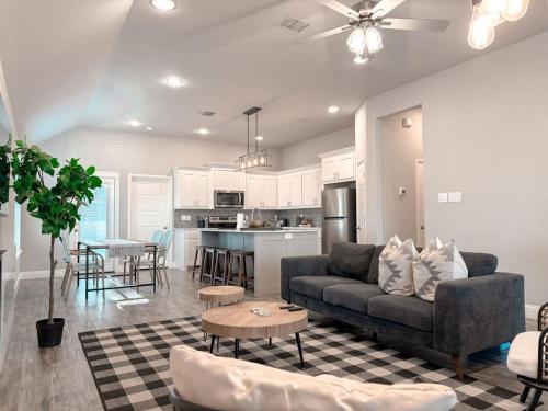 Køkken eller tekøkken på Stunning 3BD 2B - Weatherford - Same Day Bookings