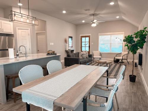 Et opholdsområde på Stunning 3BD 2B - Weatherford - Same Day Bookings