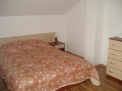 niewielka sypialnia z łóżkiem i komodą w obiekcie Kisiovi Apartment w mieście Devín