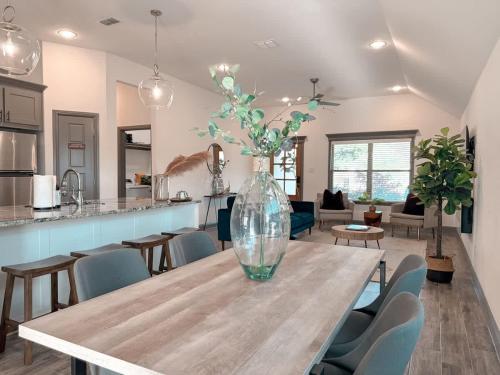 ein Esszimmer mit einem Tisch und einer Vase darauf in der Unterkunft Beautiful 3BD 2B - Weatherford - Same Day Bookings in Weatherford
