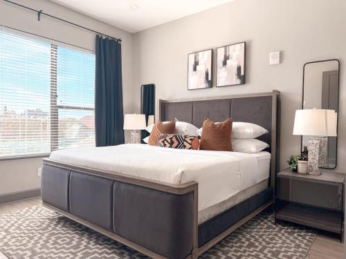 een slaapkamer met een groot bed en een groot raam bij King Bed - 1BD1B - Central - Downtown - Fort Worth in Fort Worth
