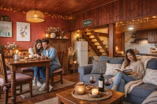 Un grupo de personas sentadas en una sala de estar en Montegrande, entorno mágico rodeado de montañas, en La Plaza
