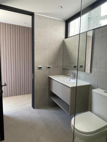 een badkamer met een wastafel en een toilet bij Rompe Olas in Maitencillo