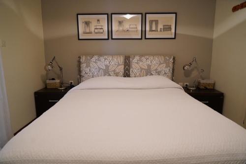 En eller flere senge i et værelse på Spacious apartment by the sea