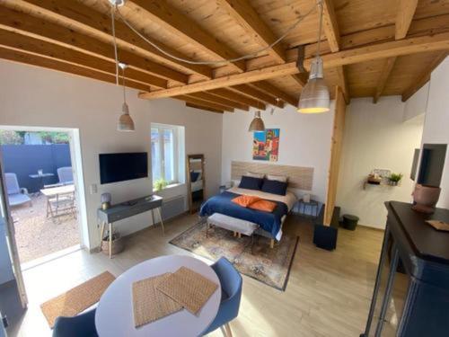 Телевизор и/или развлекательный центр в A la Belle Etoile